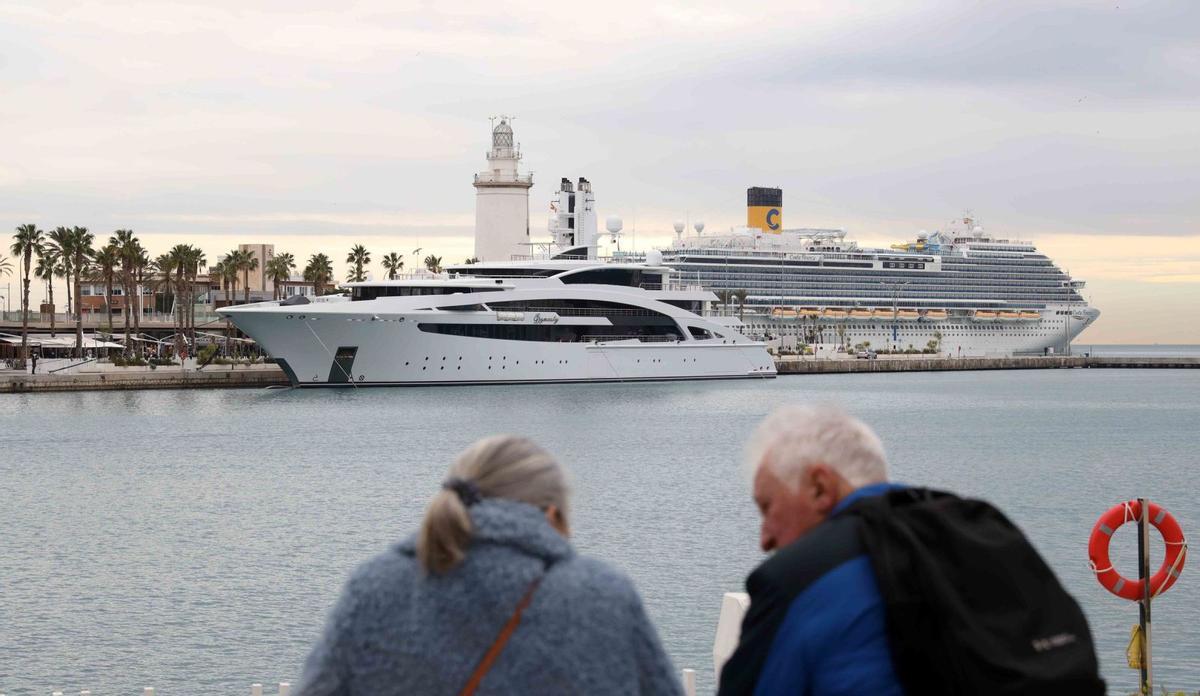 Un megayate y un crucero atracados durante la primera semana de diciembre en el Puerto de Málaga.  | ÁLEX ZEA