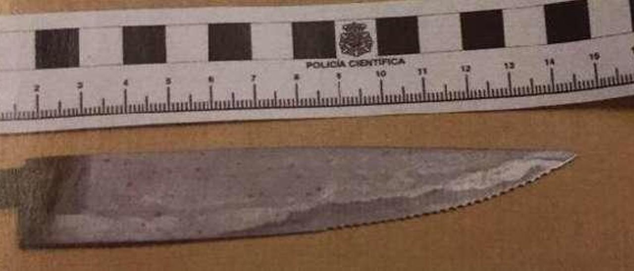 El cuchillo de sierra hallado en el cuarto de basuras en el que apareció muerto Juan Manuel Fernández, conocido como &quot;Lolín&quot;.