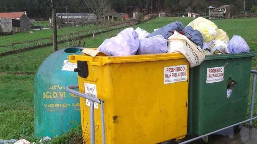 Imagen facilitada por el BNG de contenedores con basura acumulada.