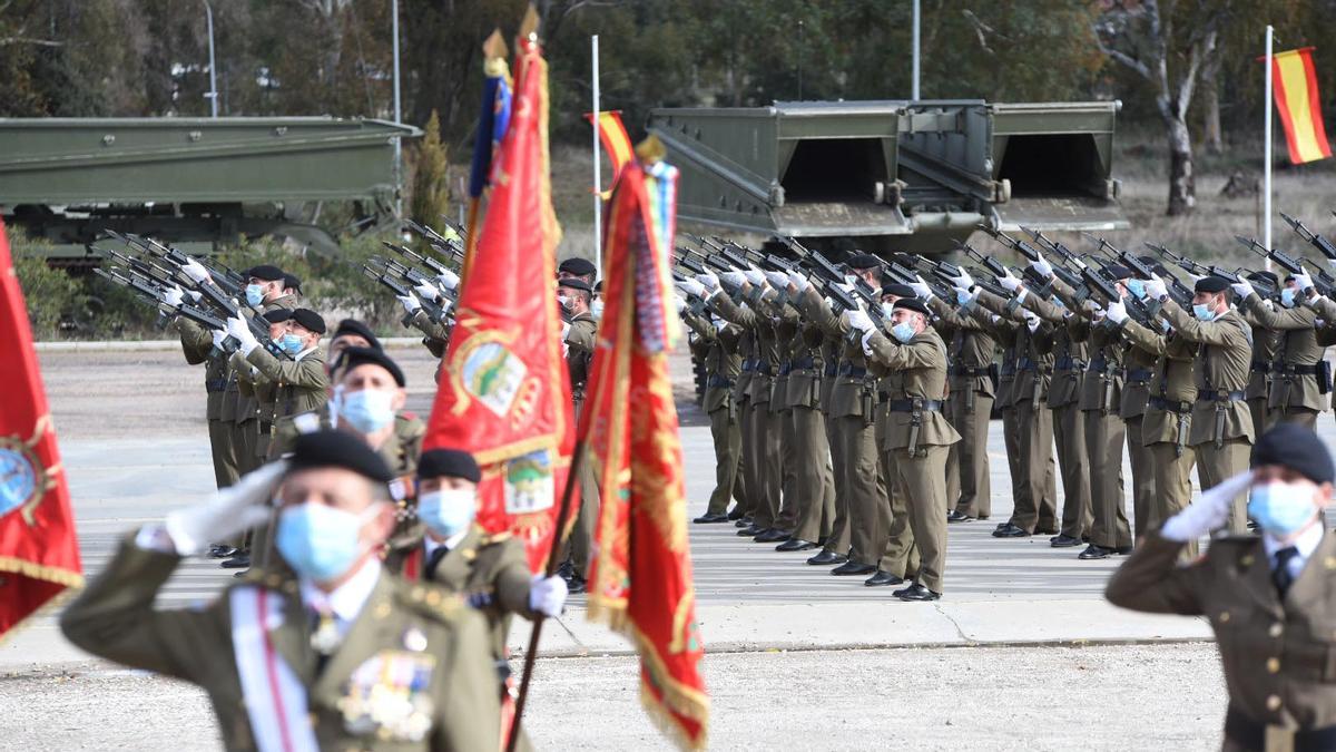 Parada militar en Cerro Muriano en honor a la patrona de la Infantería