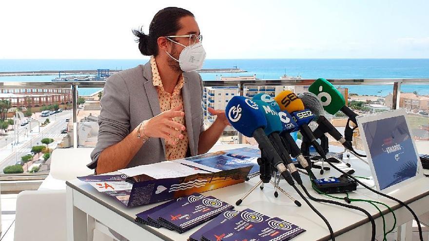 El concejal vinarocense Marc Albella durante la presentación de las actividades estivales para vecinos y turistas.