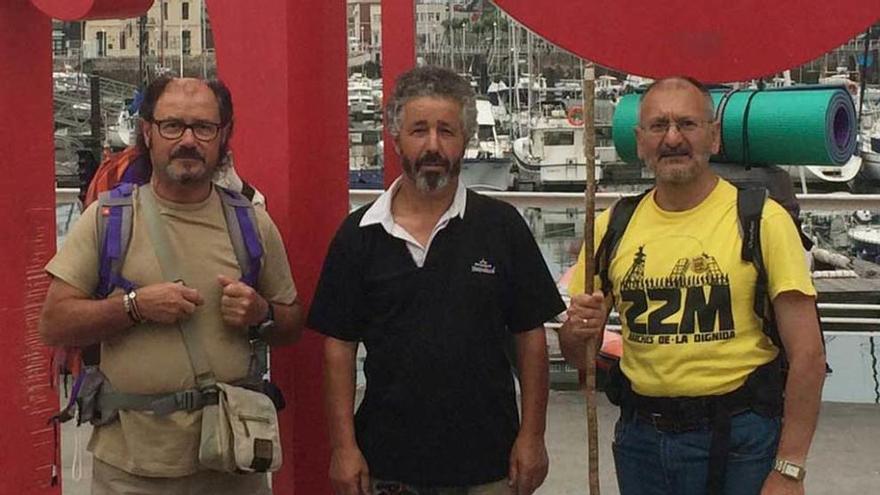 Agustín Pascual, a la derecha, junto a dos compañeros senderistas, Guillermo Fernández y Jesús Menéndez.