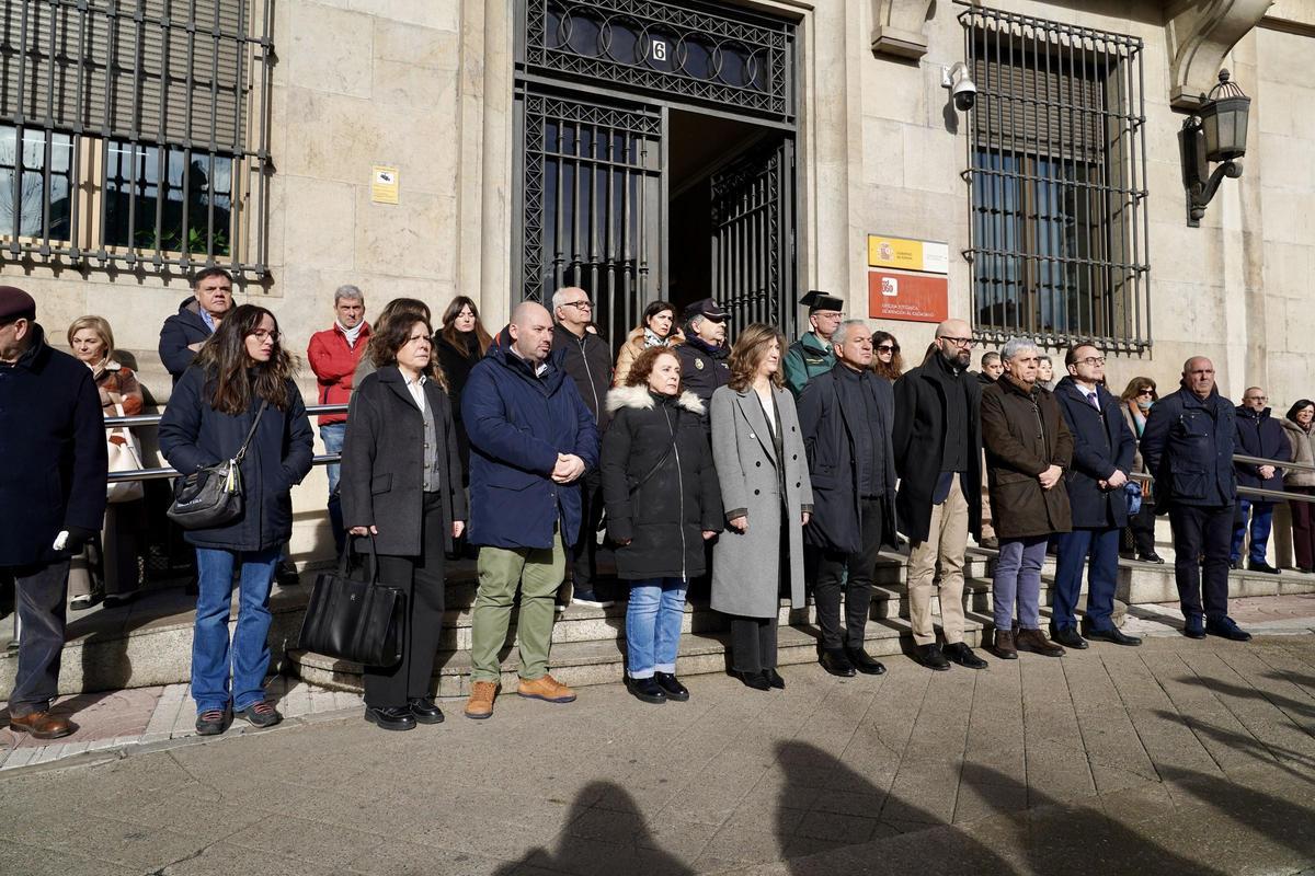 Minuto de silencio en León, donde participó el delegado del Gobierno, Nicanor Sen.