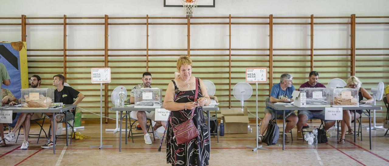 Ciudadanos acuden a votar a un colegio electoral de Cerdanyola del Valles con motivo de las elecciones del 23 J