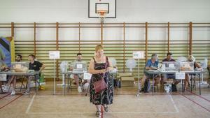 Ciudadanos acuden a votar a un colegio electoral de Cerdanyola del Valles con motivo de las elecciones del 23 J