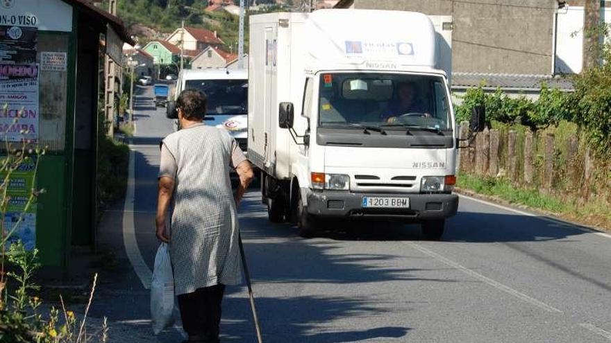 Una persona transita por la carretera O Viso-Soutomaior. // FdV