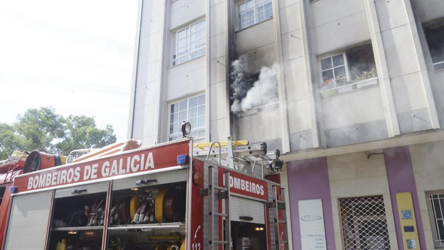 Humo saliendo de la vivienda afectada. // Noé Parga