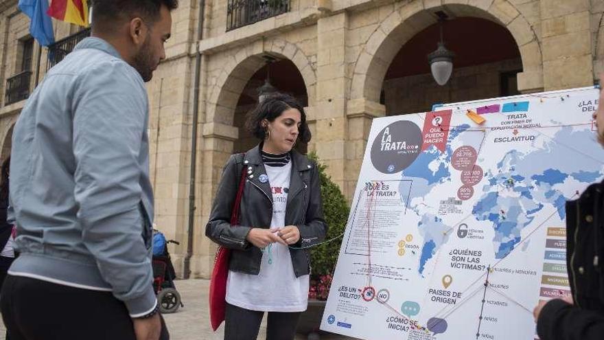 Acción contra la trata de personas, ayer, en la plaza de España.