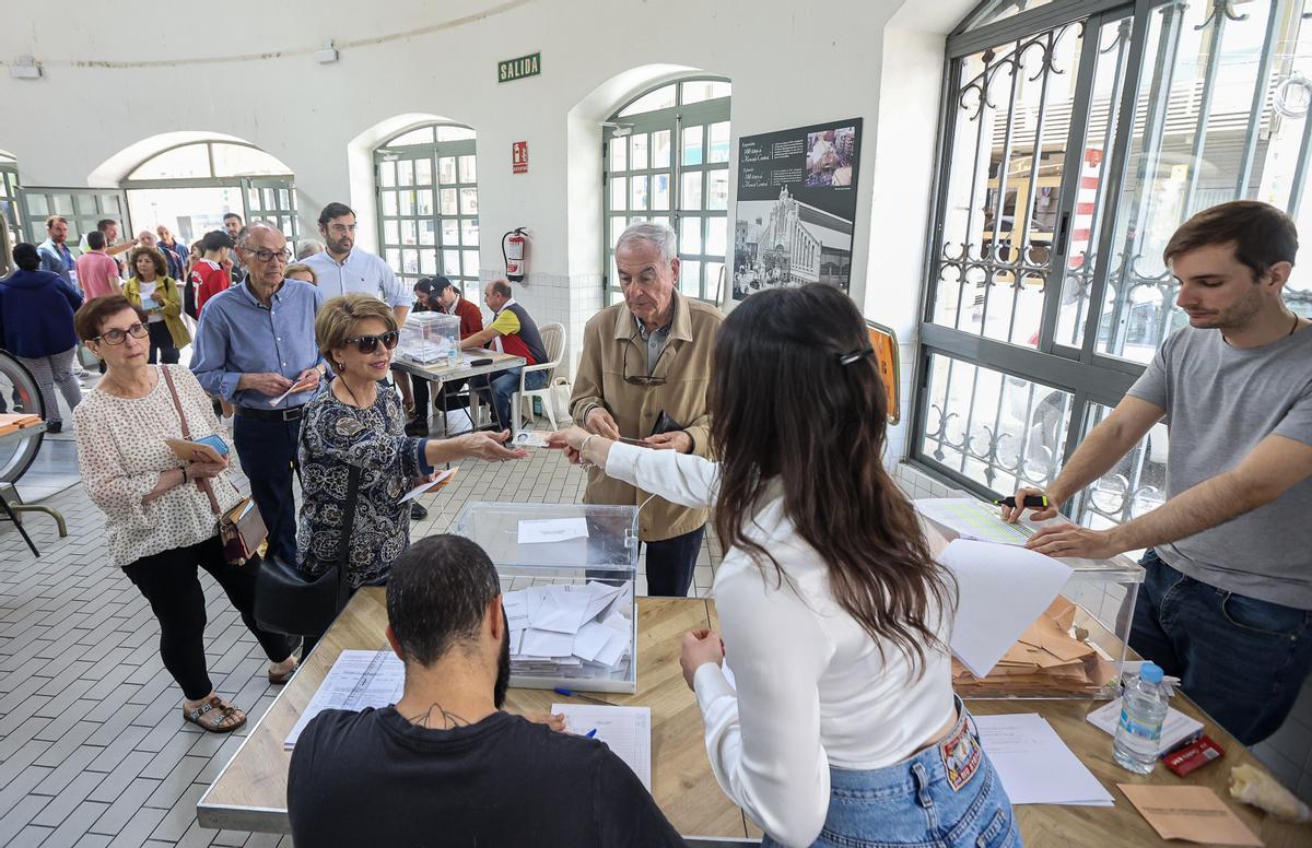 Un centro de votación en Alicante en las pasadas elecciones.