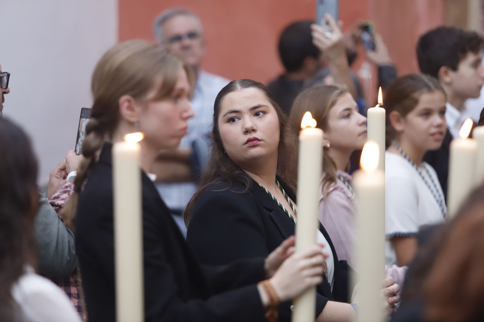 Los besamanos y procesiones del Día de Todos Los Santos, en imágenes