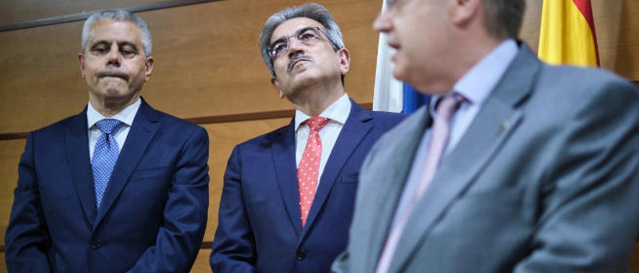 El viceconsejero de Hacienda, Fermín Delgado, y vicepresidente y consejero de Hacienda, Román Rodríguez.