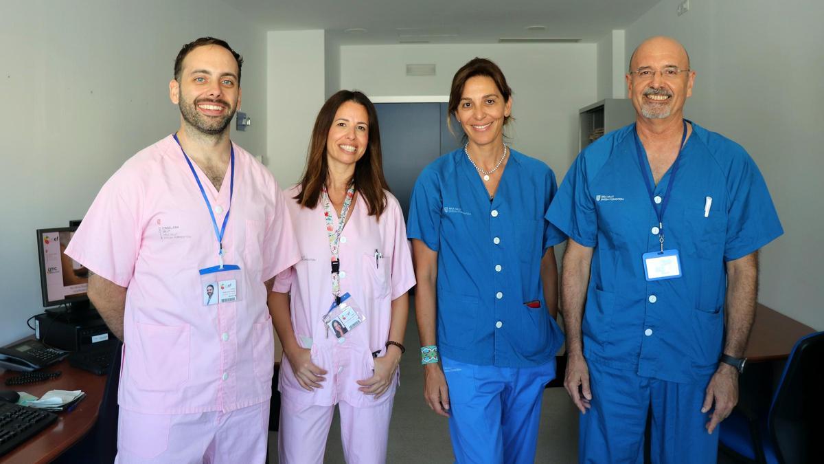 El doctor Kevin Zoilo junto a la doc tora Yanira Rodríguez, la nueva ginecóloga; la doctora Raquel Gascón, jefa de sección de Obstetricia y el doctor Rodolfo Moreno, jefe del Servicio de Ginecología y Obstetricia