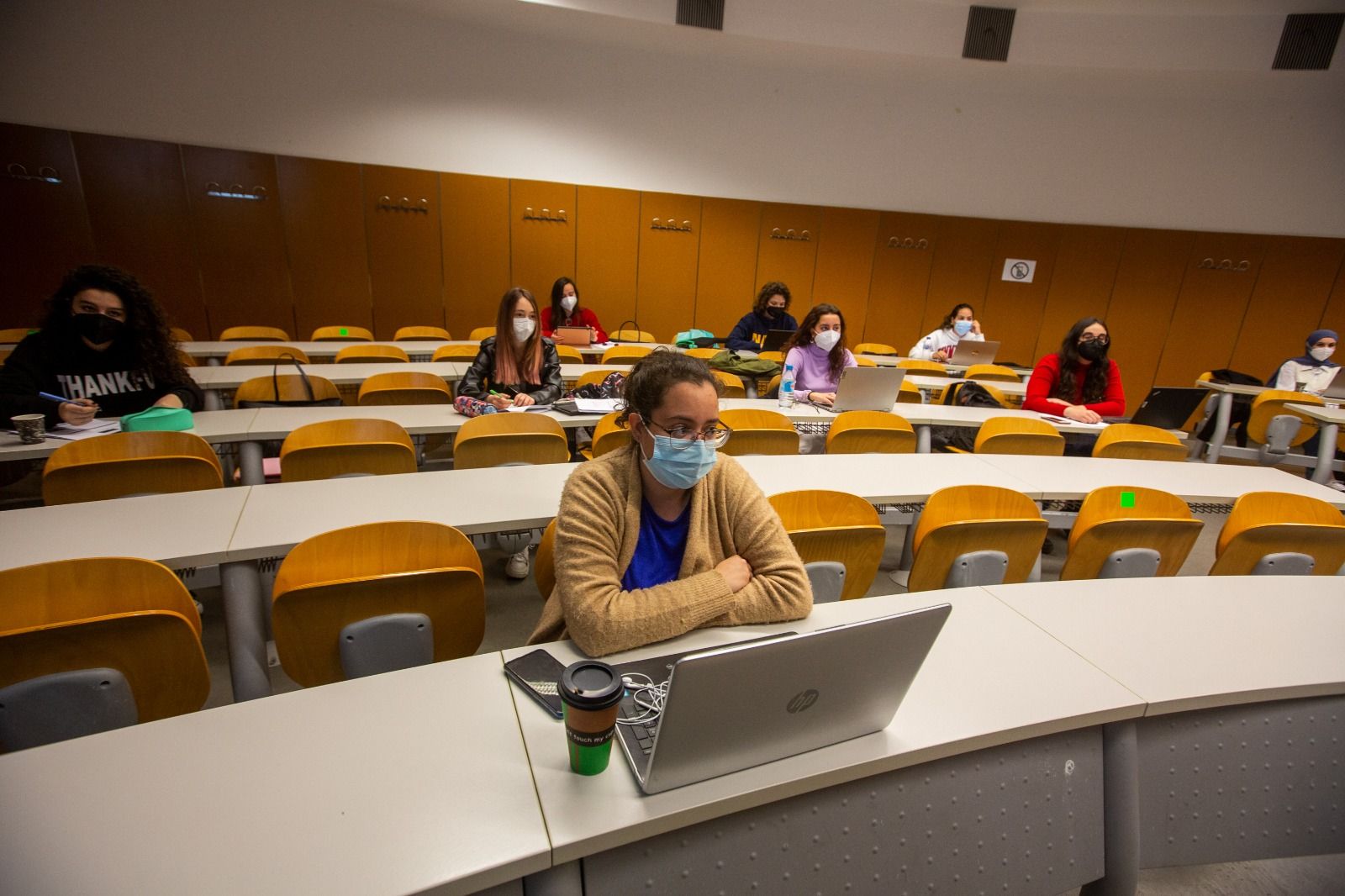 Universitarios de Alicante y Elche vuelven parcialmente a las aulas al remitir el covid