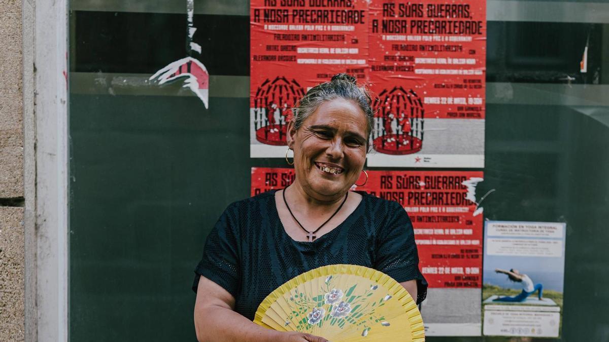 Carmen posa con su abanico y sus maletas.