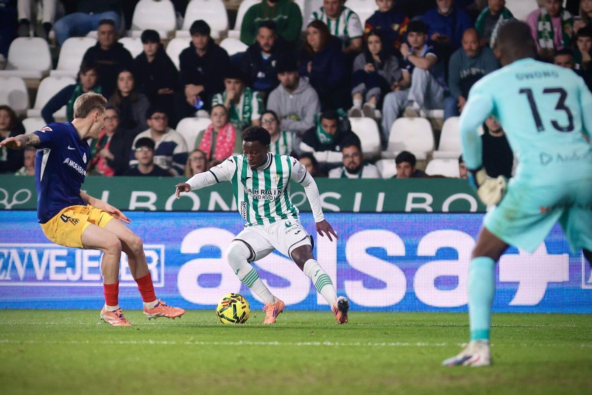 Adilson Mendes con el balón contrado en el encuentro entre el Córdoba CF y el Andorra.