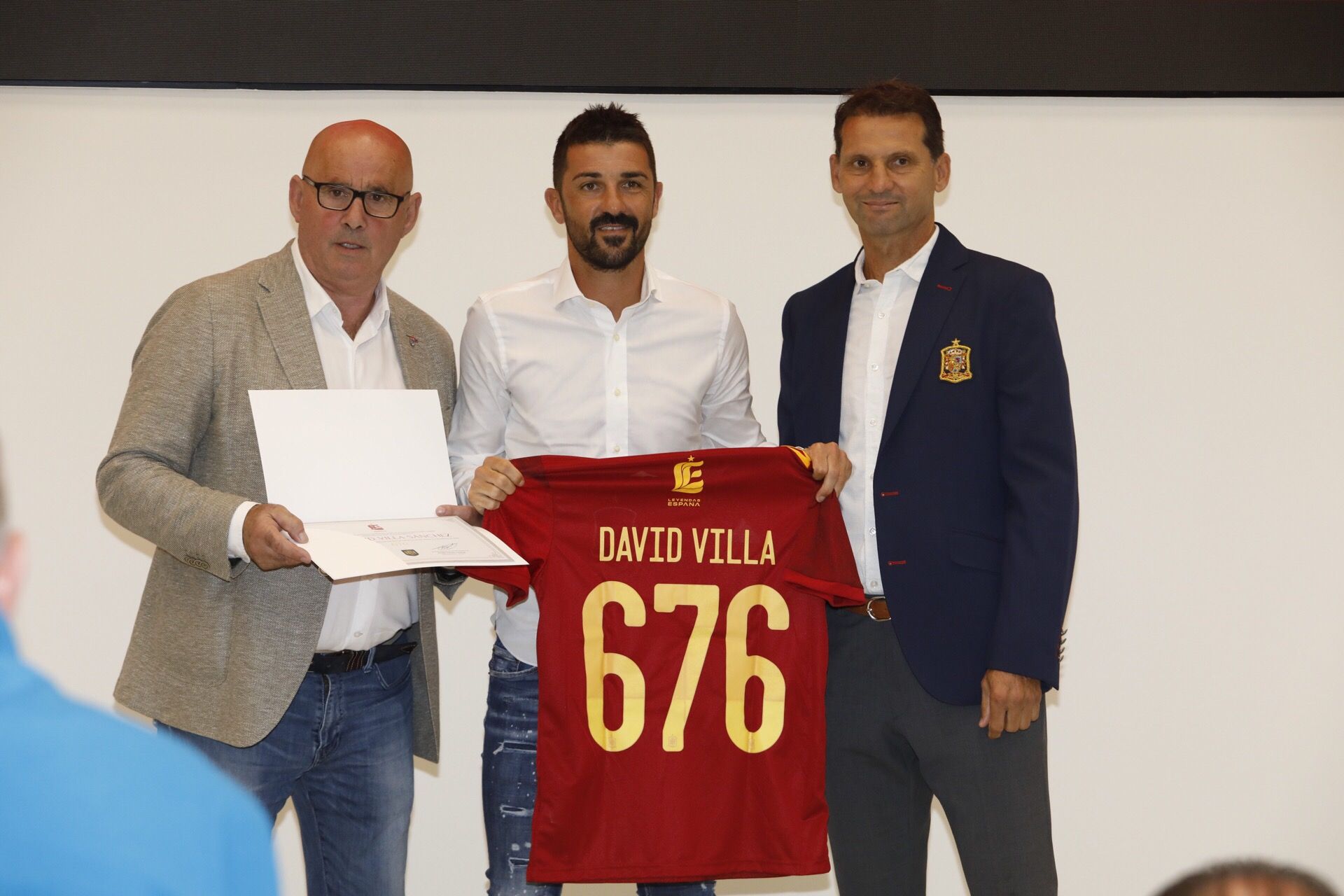 En imágenes: Así fue el homenaje a los futbolistas asturianos que han vestido la roja