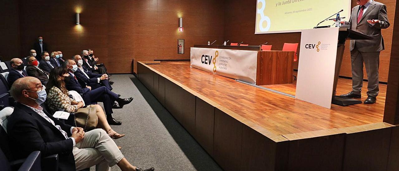 Ximo Puig, durante su intervención en la reunión de los órganos del gobierno de la CEV en IFA. | ANTONIO AMORÓS