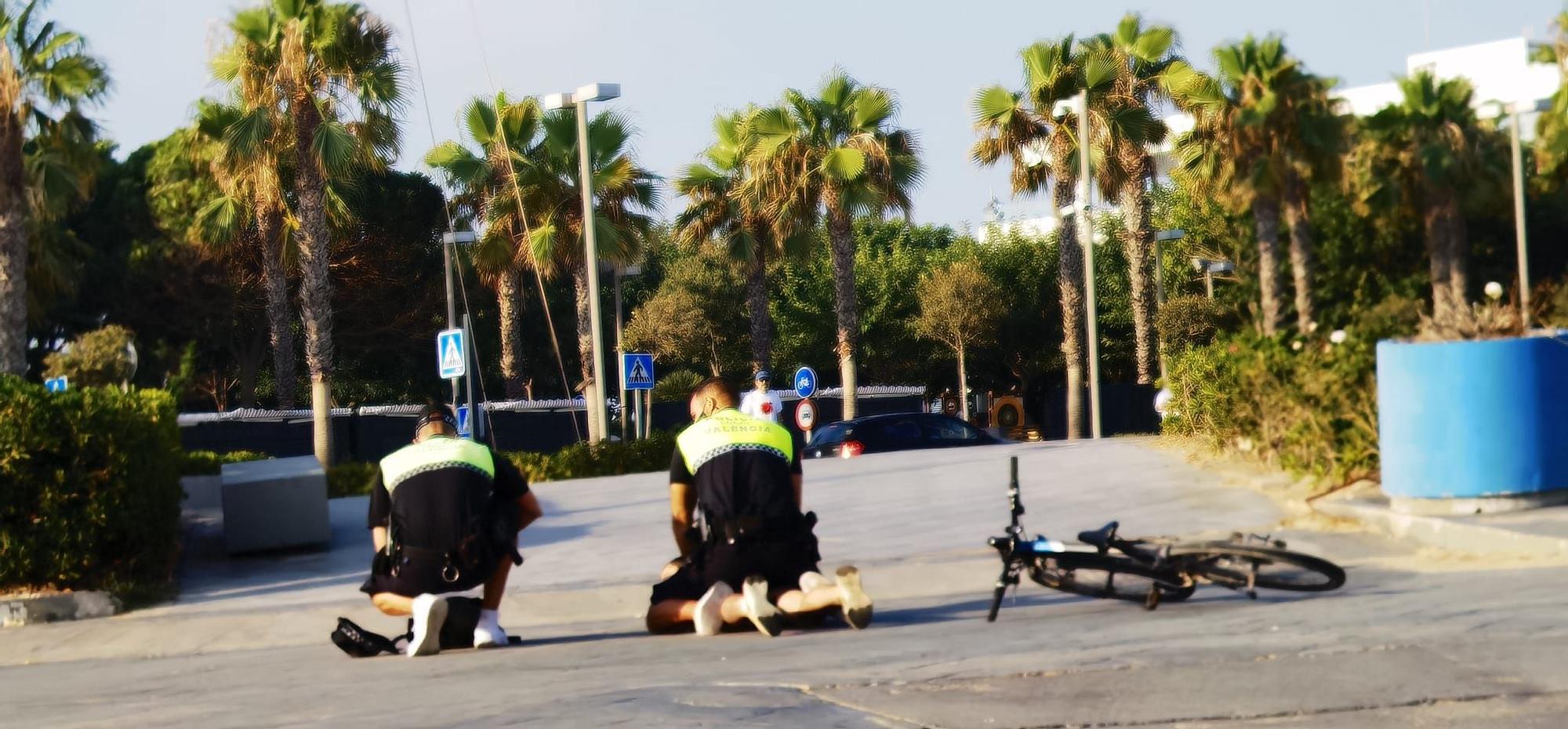 La policía local detiene a un carterista en la playa de la Malva-rosa