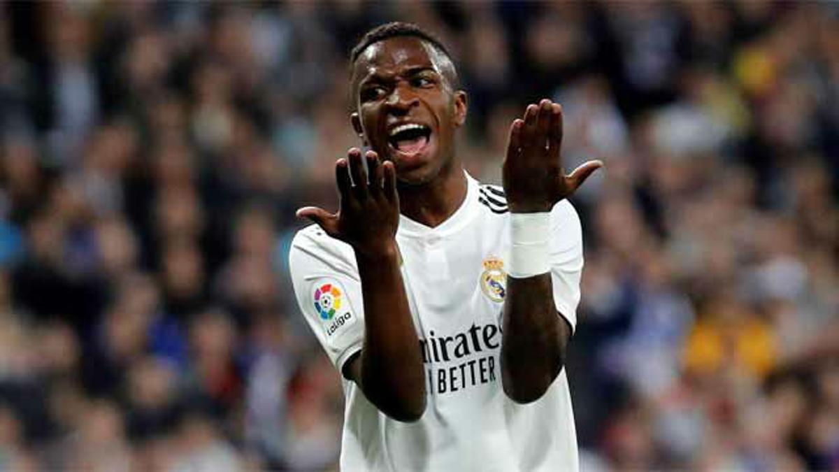 Vinicius disparó a puerta... y el balón terminó saliendo por la banda