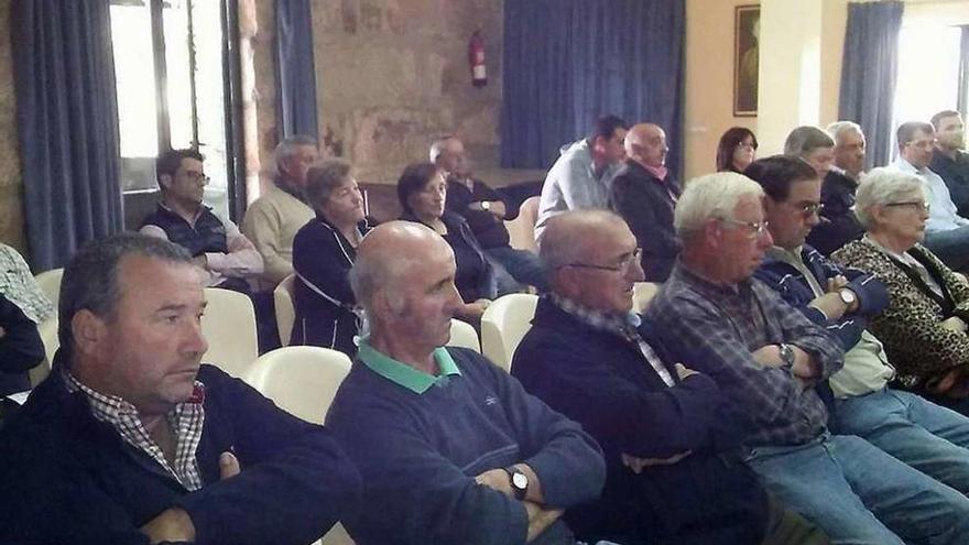 Asistentes a la asamblea de la comunidad de montes de San Vicente de O Grove. // Muñiz