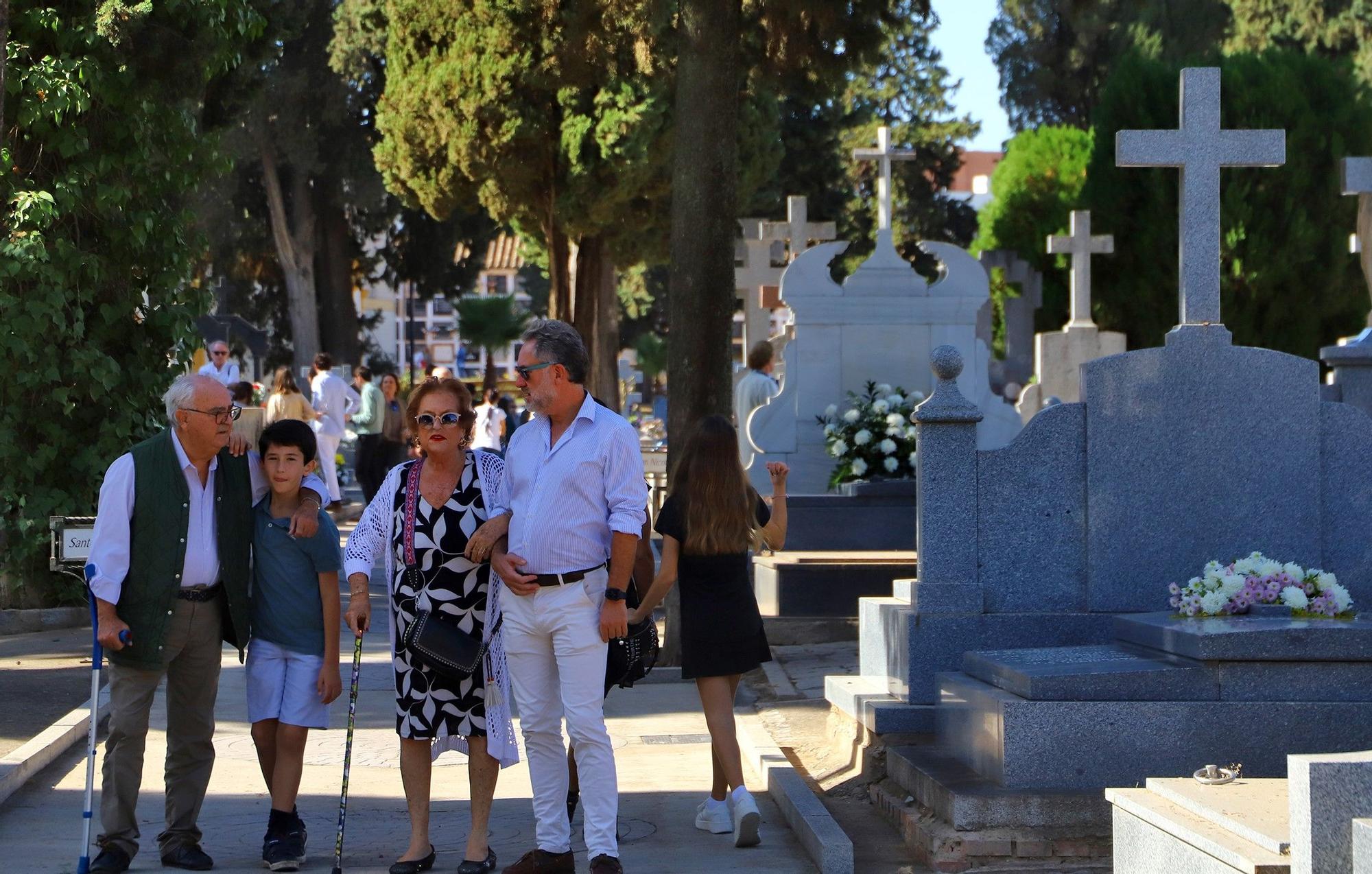 Los cementerios cordobeses cobran vida por el día de Todos los Santos