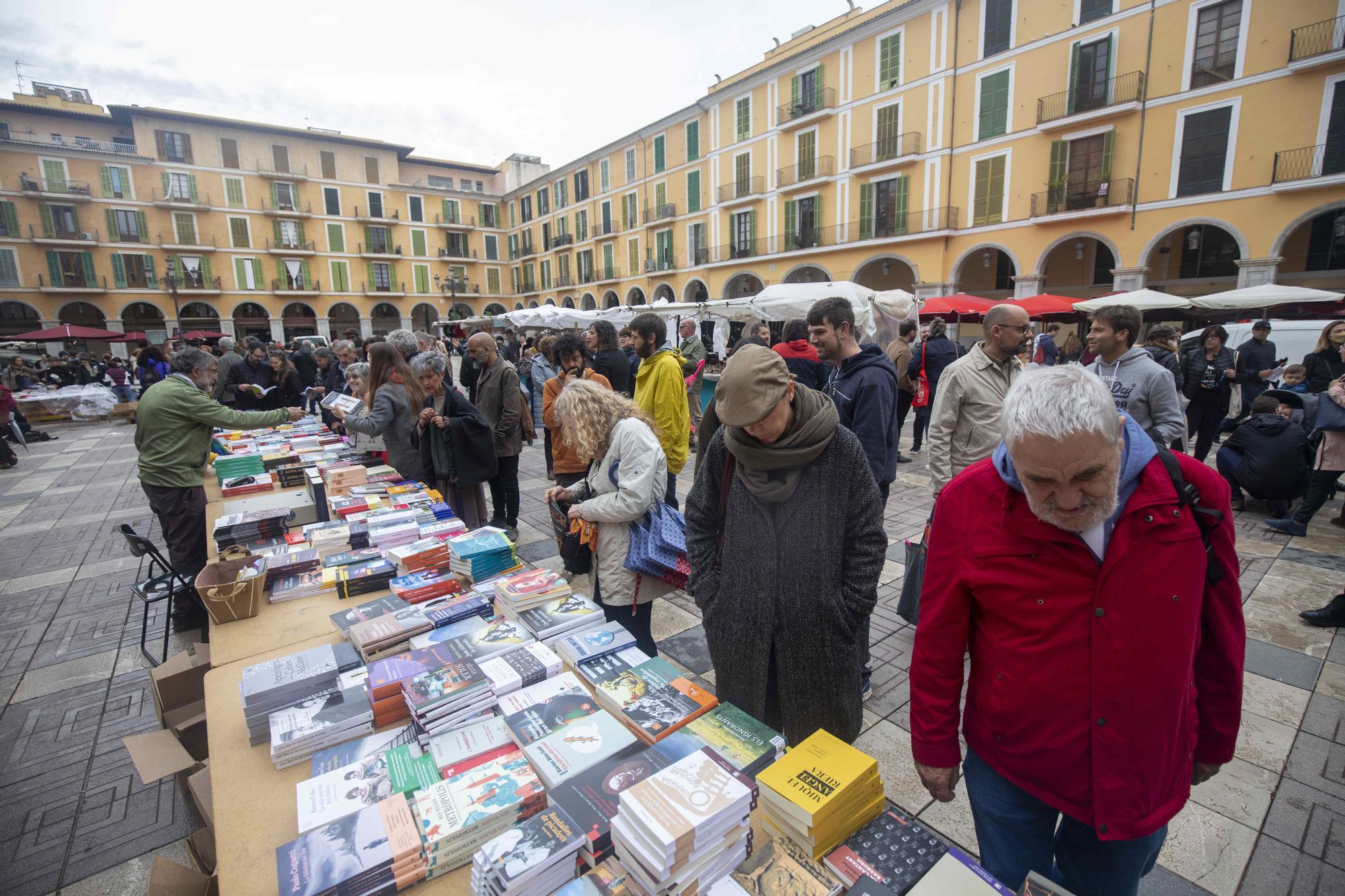 Sant Jordi en Palma revive tras la lluvia