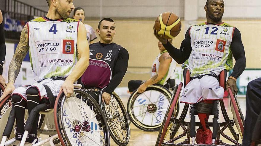 Envó, a la derecha, durante un partido de la pasada temporada. // FdV