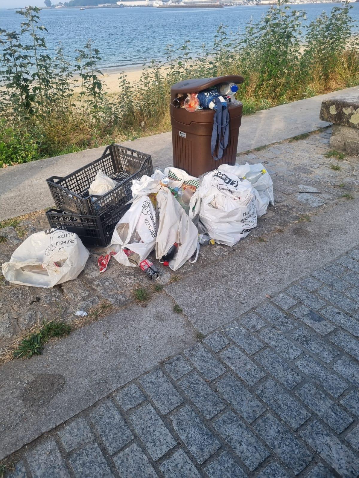 Los equipos de limpieza eliminan la basura de San Juan en las playas de Cangas