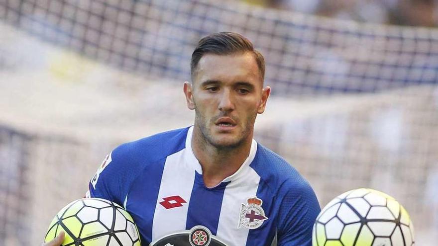 Lucas Pérez, en un instante del encuentro de ayer en Riazor.