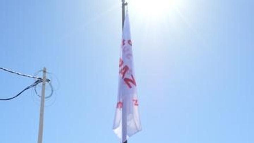 Momento de la izada de bandera en el acto de adhesión.