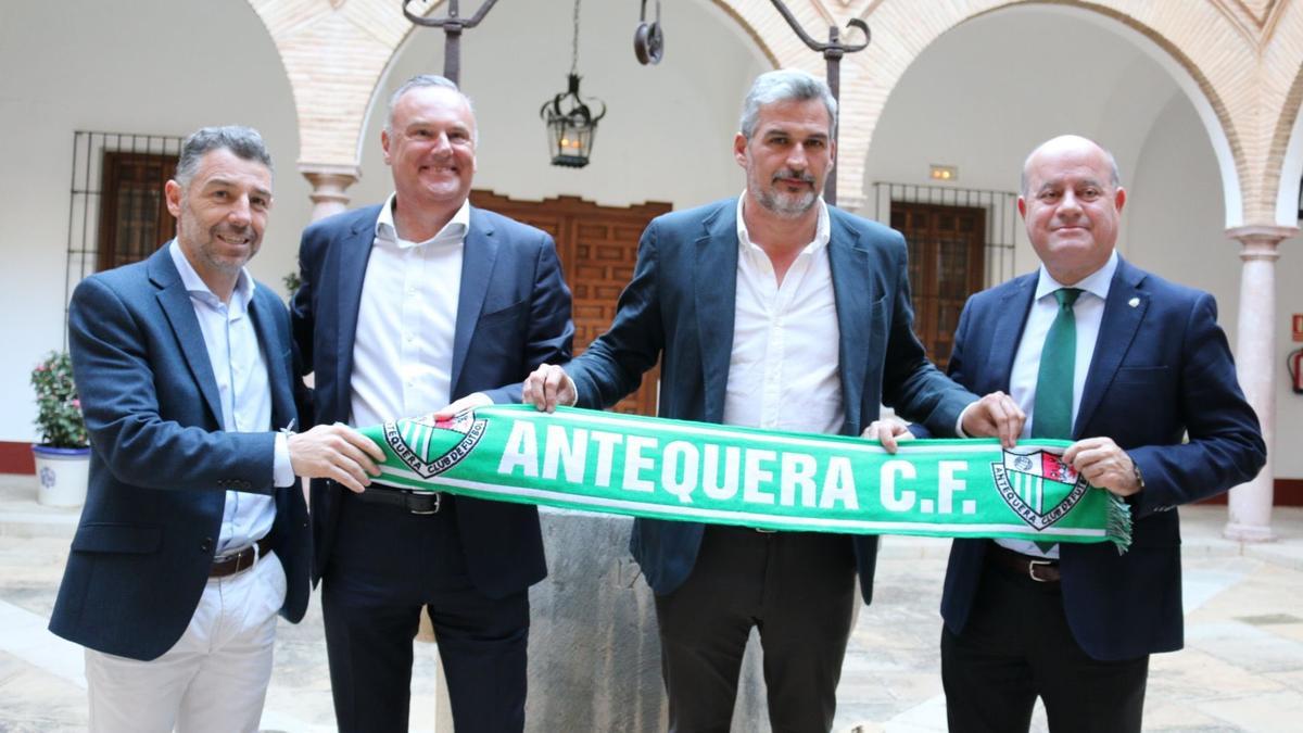 Presentación de Mike Garlick como nuevo propietario del Antequera CF.