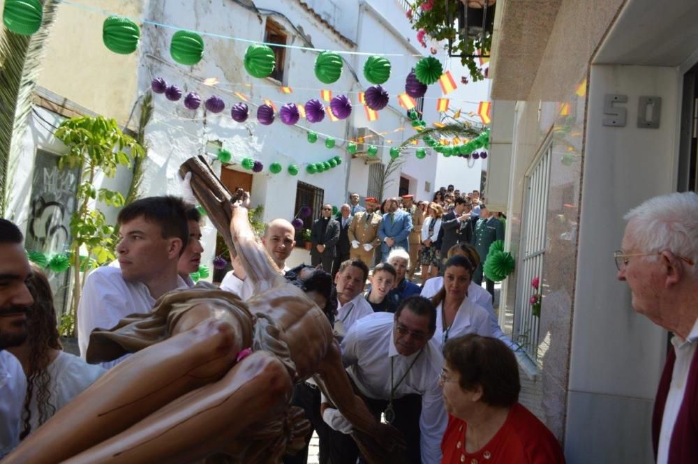 El Cristo del Perdón y de la Vera Cruz ha recorrido las calles, decoradas con cruces florales, macetas, enseres y banderillas de colores, acompañado de cientos de fieles