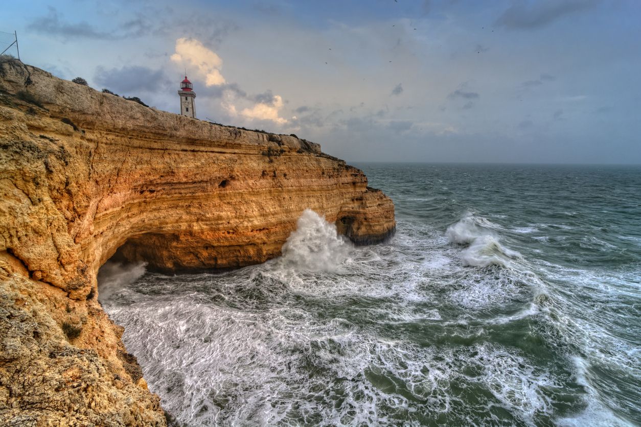 Las mejores vistas del Algarve se disfrutan haciendo esta rura senderista entre acantilados.