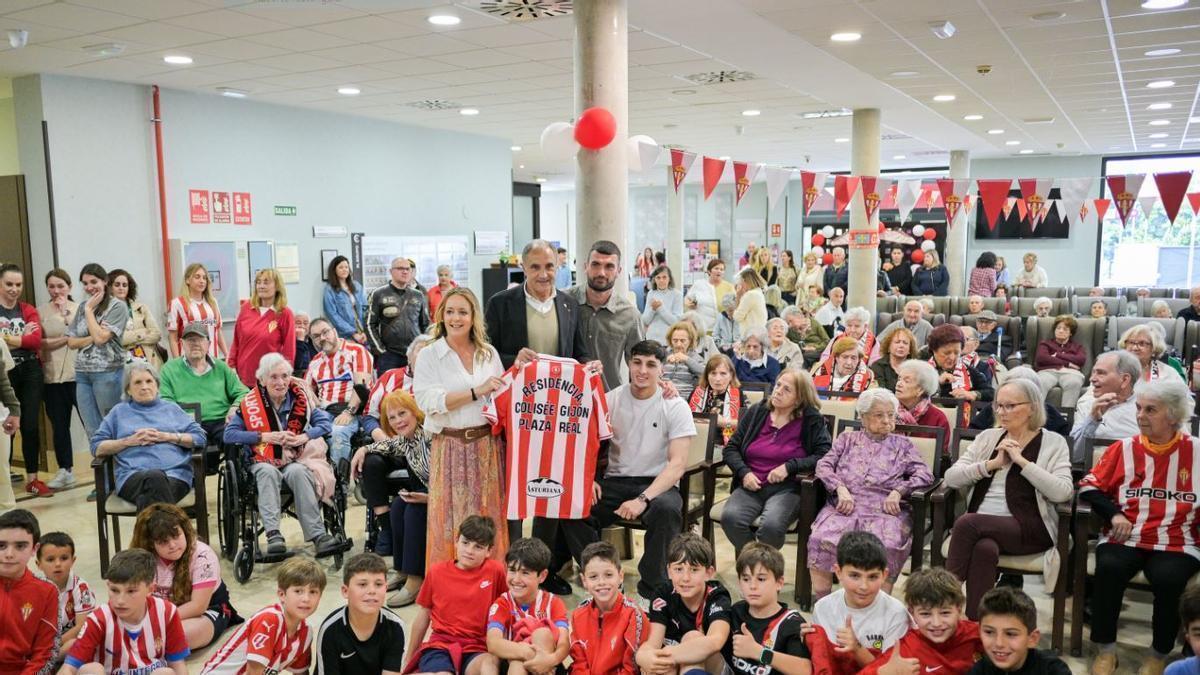 El Sporting visita la residencia Colisée Plaza Real en Somio