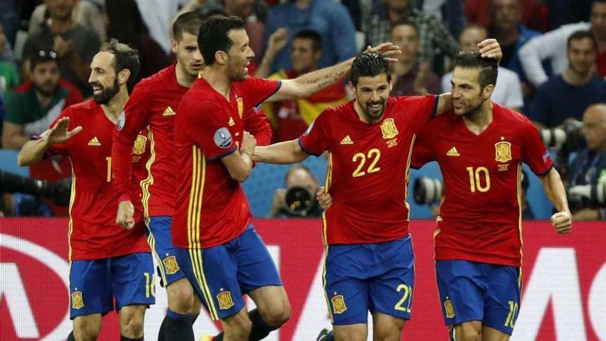 Juanfran, Morata, Busquets, Nolito y Cesc festejan el segundo gol. // Efe