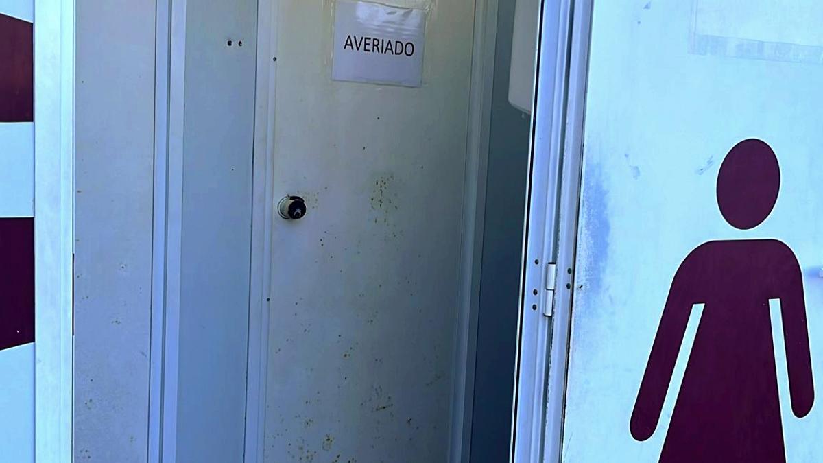 Uno de los baños públicos de Benidorm con cartel de "averiado".