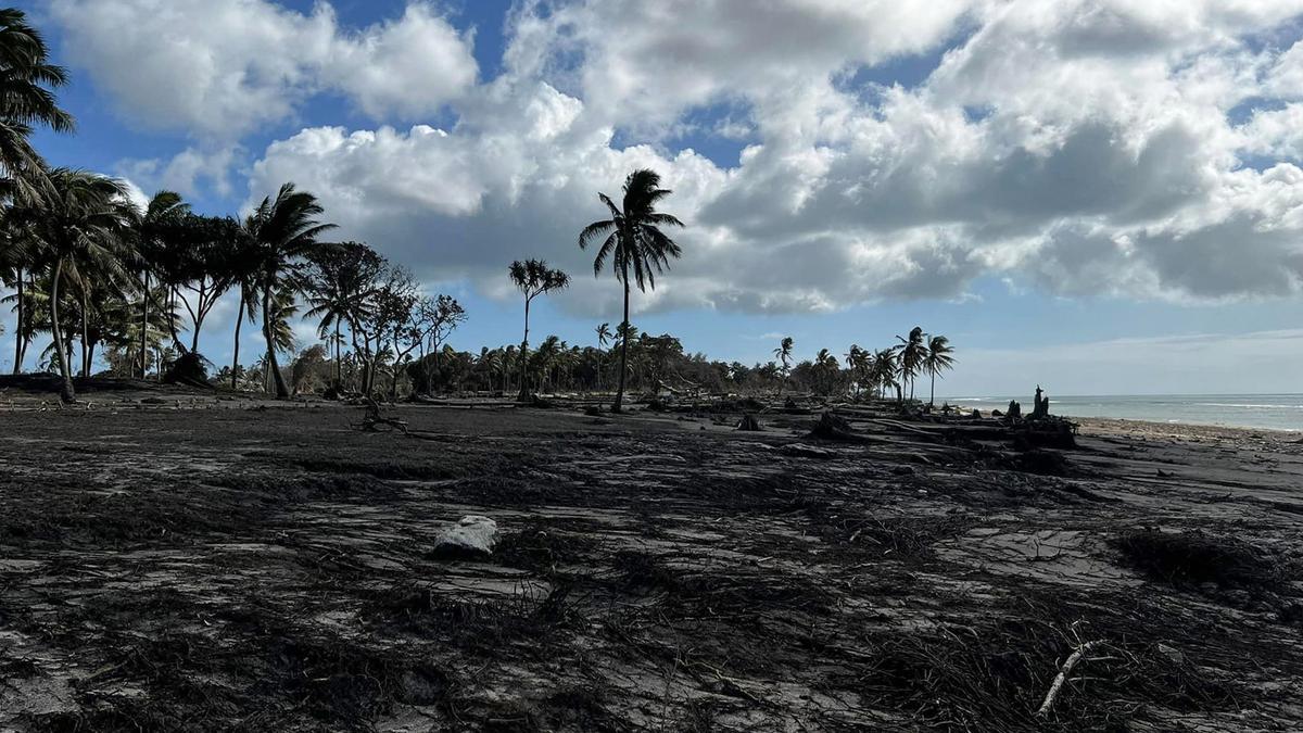 Imagen difundida en Facebook por el Ministerio de Comercio y Desarrollo Económico de Tonga que muestra la destrucción de una de las playas en la principal isla del archipiélago.