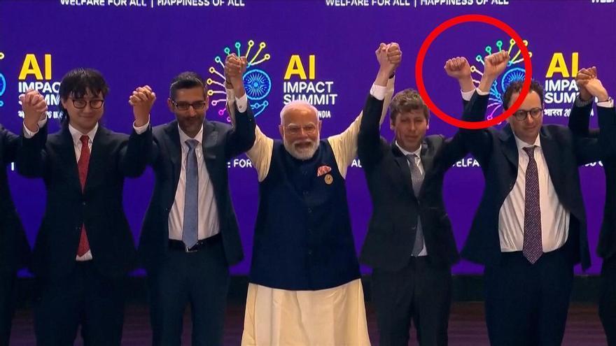 Los CEOs de OpenAI y Anthropic se niegan a darse la mano en el saludo del Global Tech