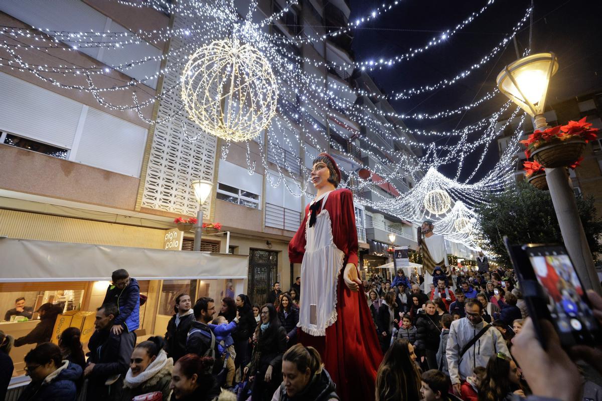 Lily, en su recorrido por la calle Concepción, repleta de público que esperaba la primera salida de la Charamita