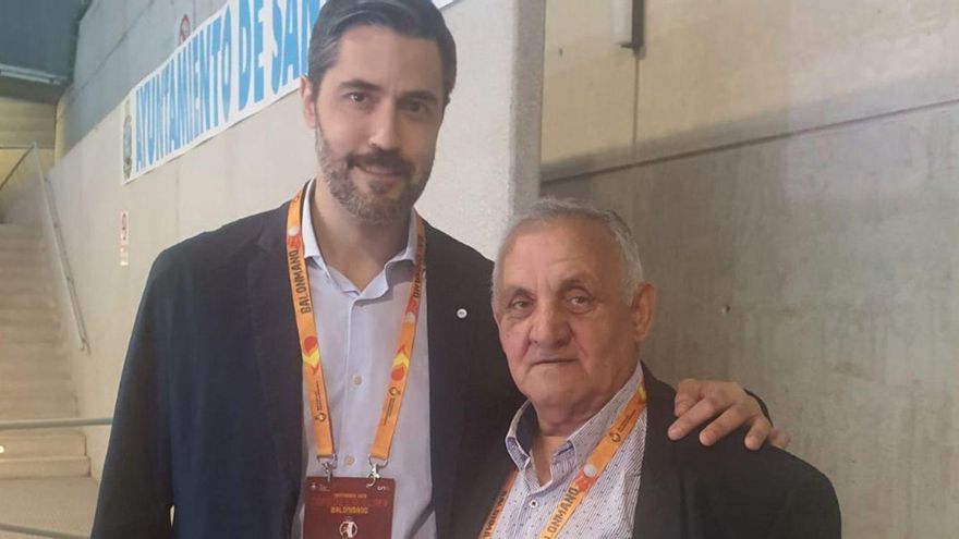Ahí está, Eugenio González, un fan del balonmano. | FDV