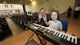 Laura González, la ovetense de 4 años con sordera total que emocionó en el fin de curso de la Fundación Vinjoy: tocó el órgano y cantó