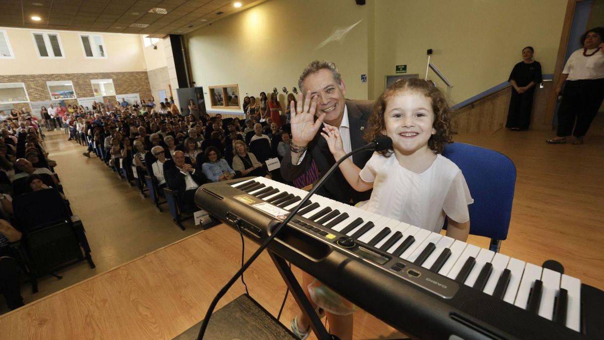 La niña Laura González Piquero, junto al director gerente de la Fundación Vinjoy, Adolfo Rivas, antes de iniciar su actuación musical. | MIKI LÓPEZ