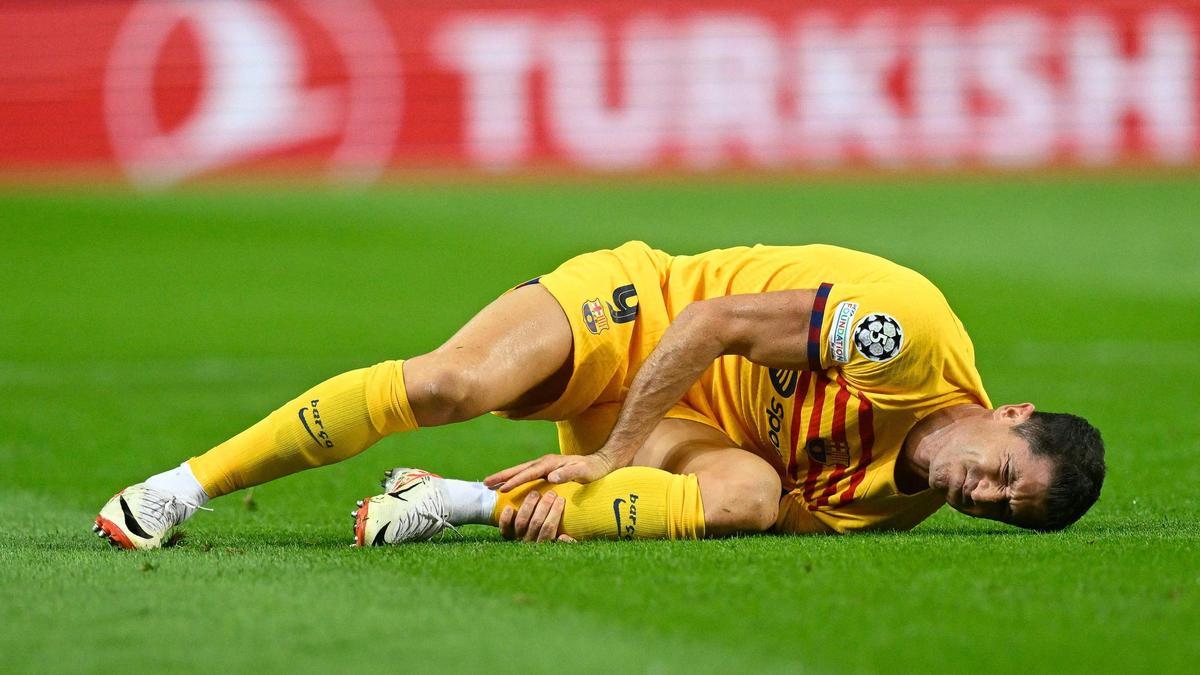Lewandowski se duele tras el golpe que recibió por encima del tobillo izquierdo en el Oporto-Barça.