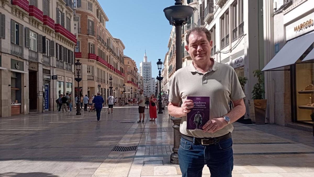 Fernando Alonso con su libro sobre los cameranos de Málaga, en calle Larios, una vía hecha posible gracias a la famosa familia de Laguna de Cameros.