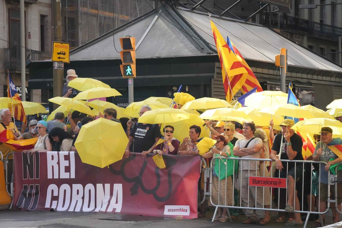 Les imatges de la protesta contra la visita de Felip VI pels premis Princesa de Girona