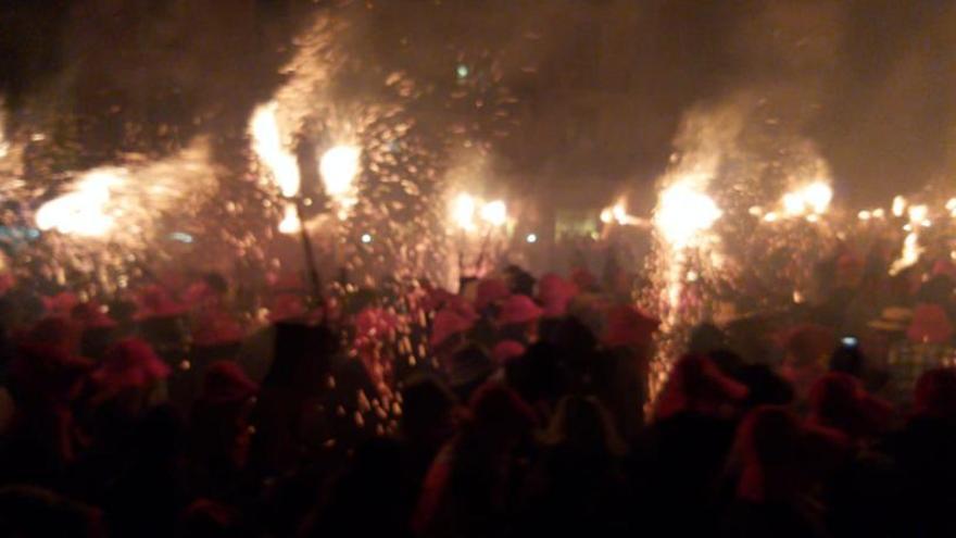 Les guspires i els petards d&#039;un concorregut correfoc prenen el centre històric de Manresa