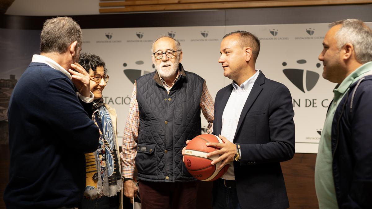 Presentación en Cáceres de las finales del Trofeo Diputación de Baloncesto.