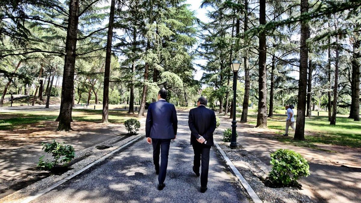 Sánchez y Torra pasean por los jardines de la Moncloa después de la reunión.