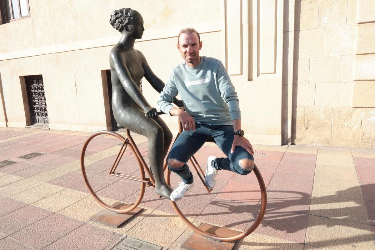 Alejandro Valverde, junto a la estatua de una mujer en bicicleta, en Murcia