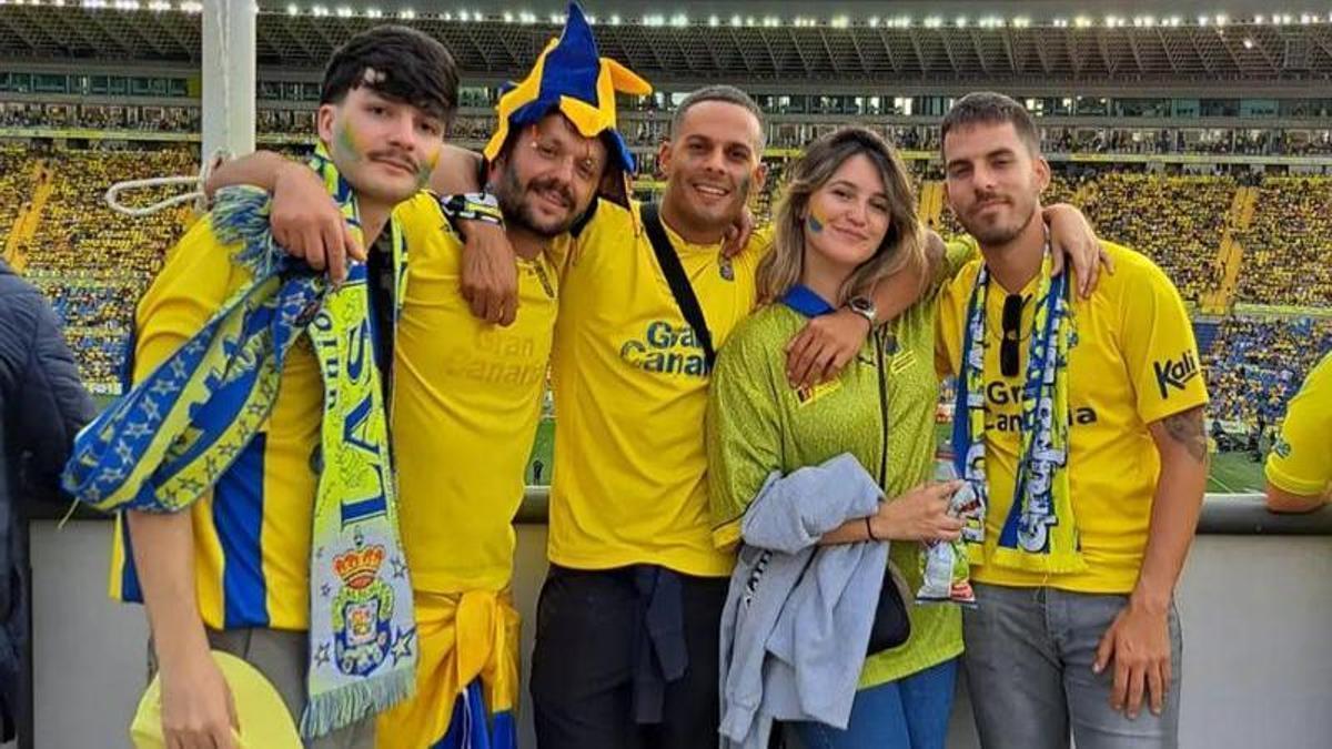 Con el gorro amarillo, Raúl Rodríguez junto a su grupo de amigos en el Estadio de Gran Canaria.